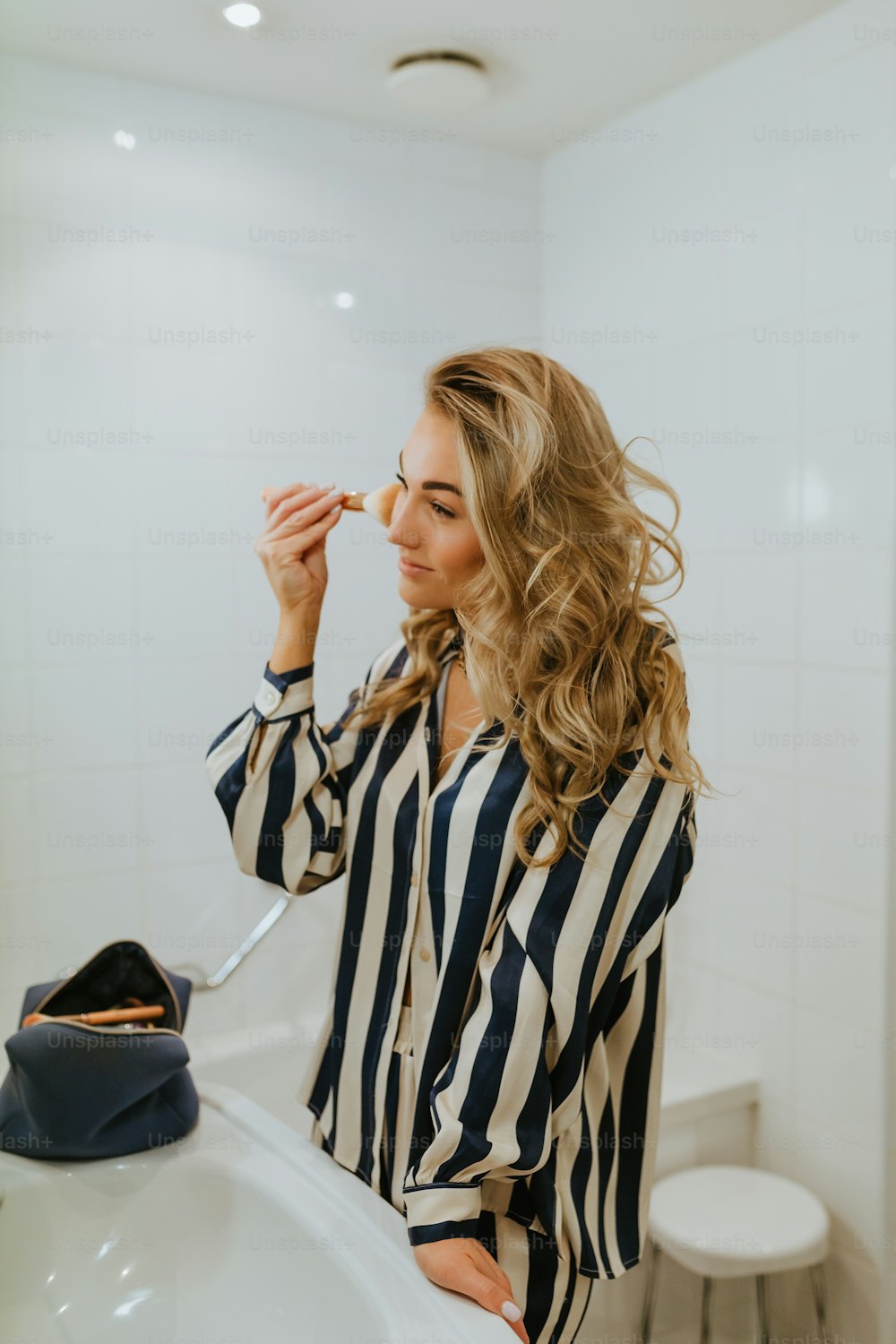 uma mulher escovando os dentes em um banheiro