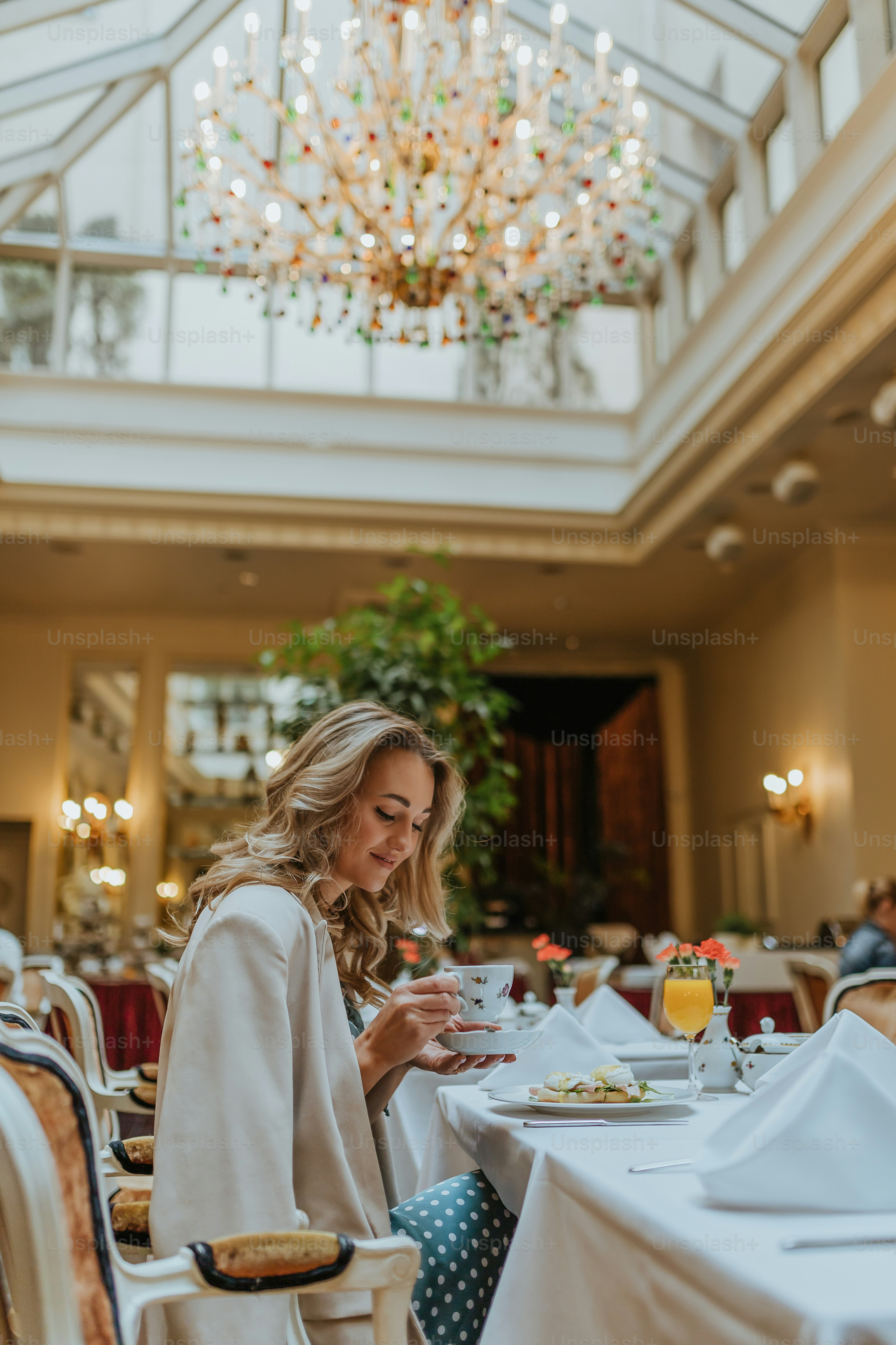 una donna seduta a un tavolo con un piatto di cibo