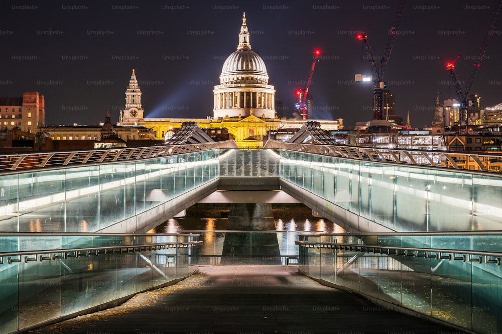 Una vista della City di Londra di notte