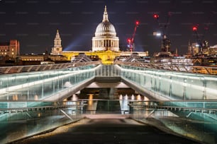 Una vista della City di Londra di notte