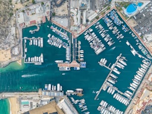 Eine Luftaufnahme eines Yachthafens mit vielen Booten
