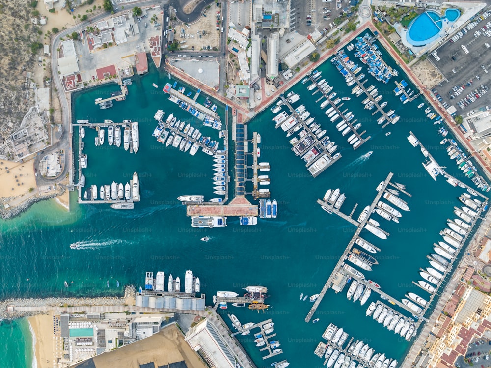Una vista aerea di un porto turistico con molte barche