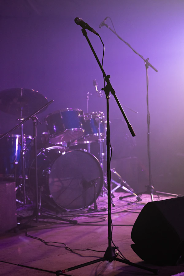 Chicago concert venue - a microphone and drums on a stage