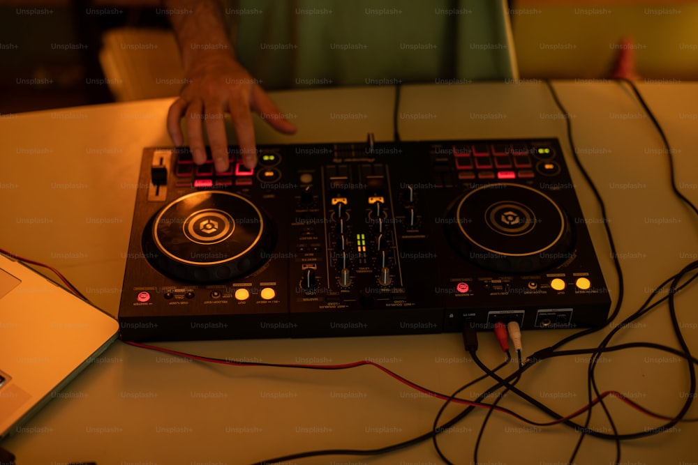 Ein DJ, der einen Track auf einem Tisch mischt