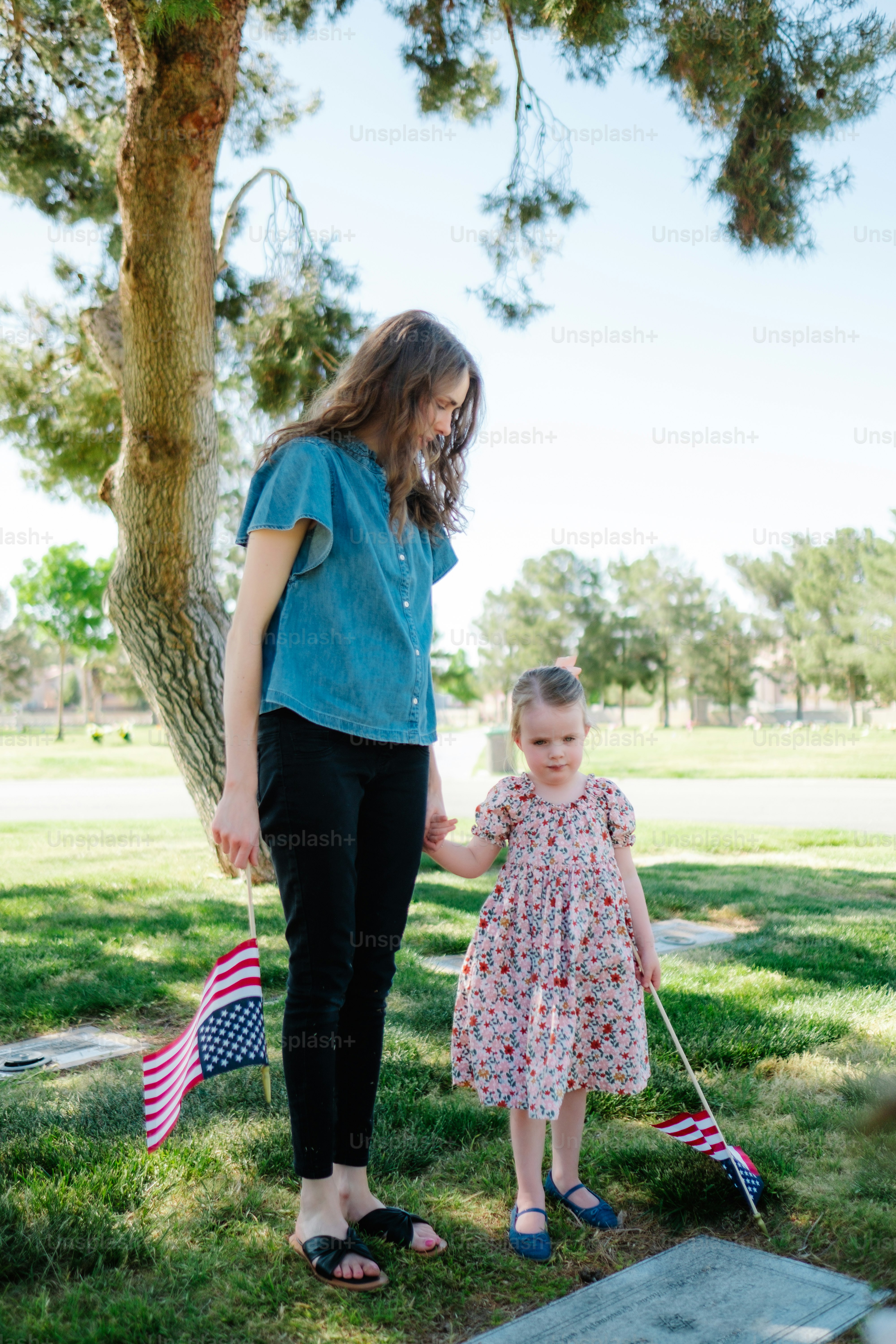 Eine Frau und ein kleines Mädchen halten sich an den Händen