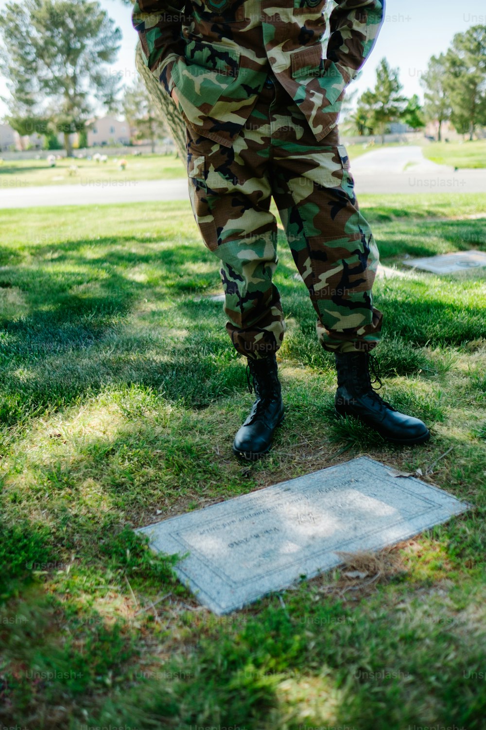 Ein Mann in Militäruniform, der im Gras steht