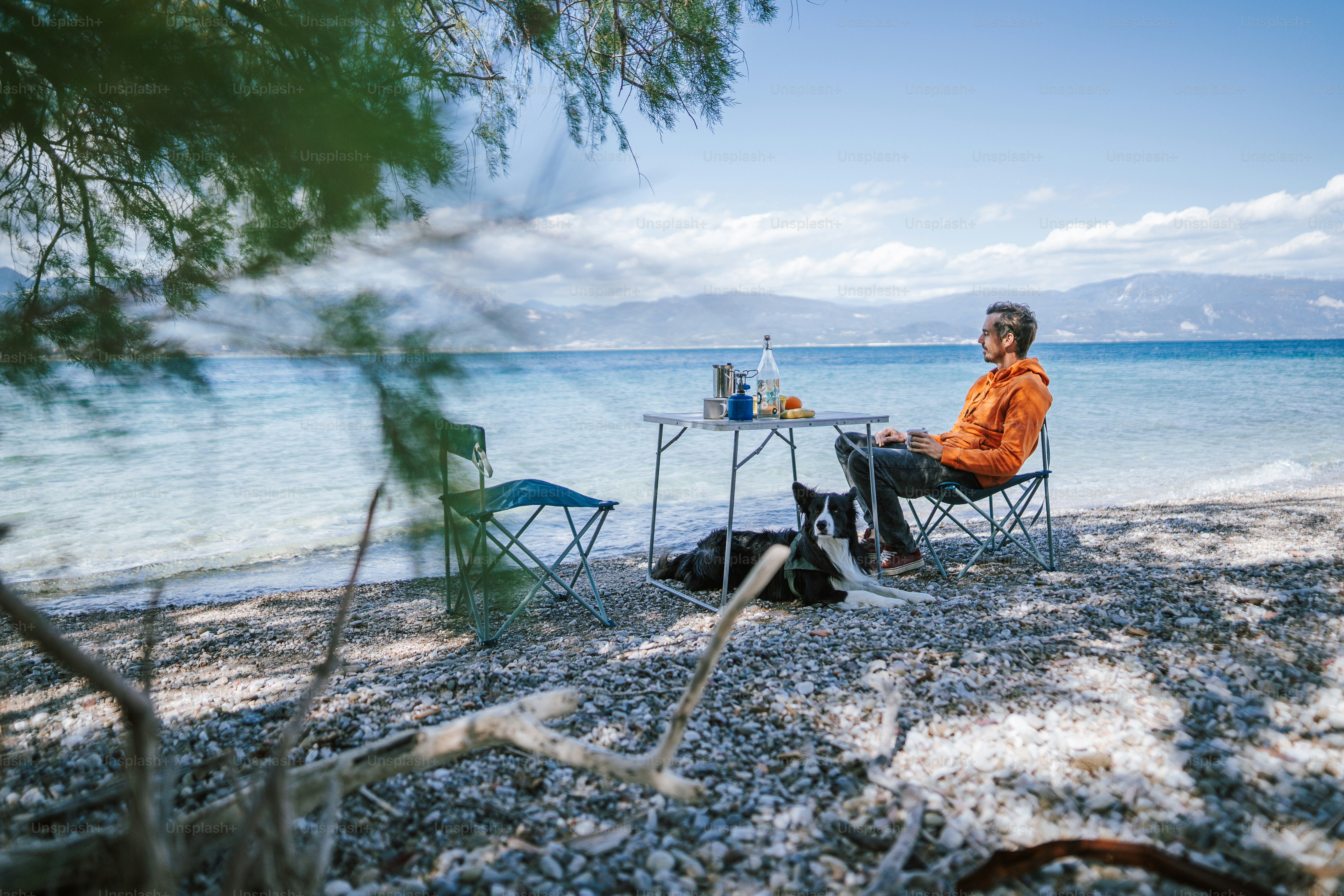 해변의 테이블에 앉아 있는 남자