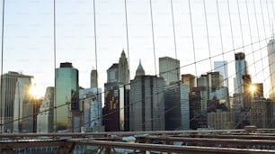 uma vista de uma cidade a partir de uma ponte