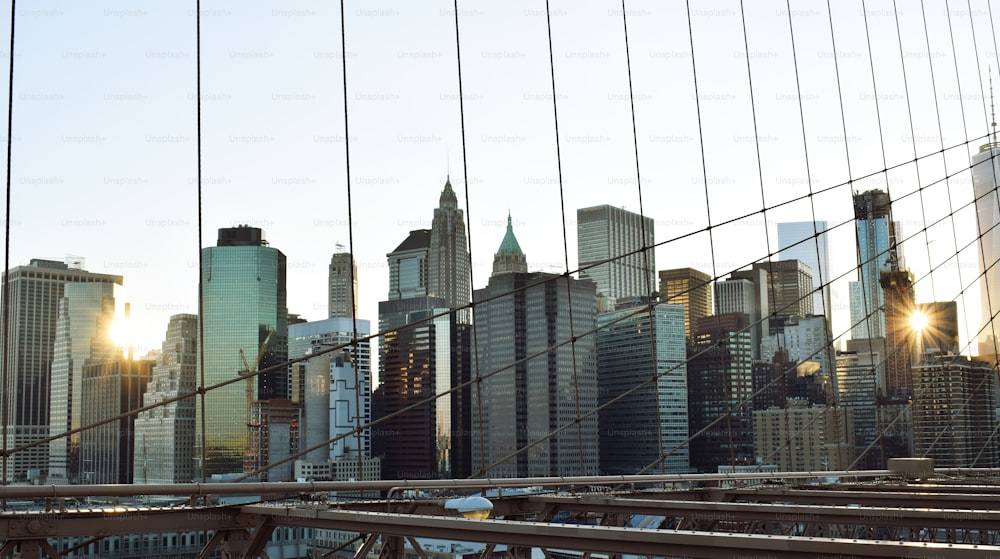 Une vue d’une ville depuis un pont