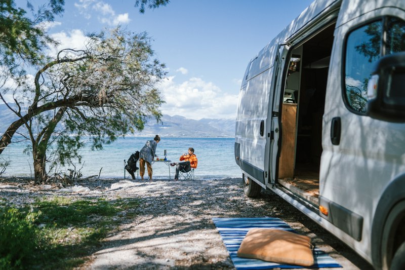 Coppia accanto al camper van — Camper Tour & Friends