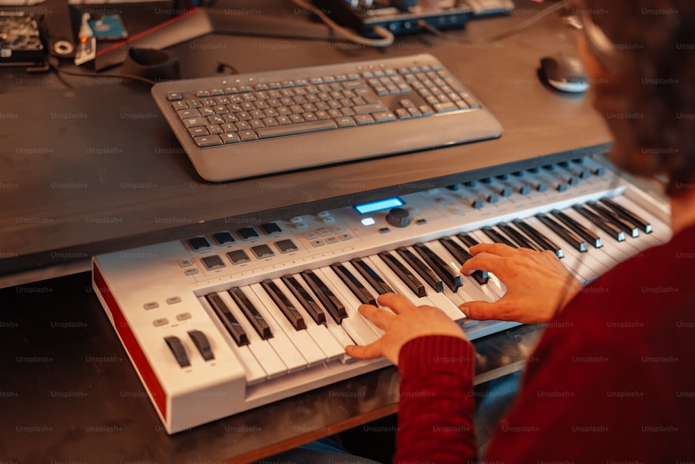 Una persona tocando un teclado en un escritorio