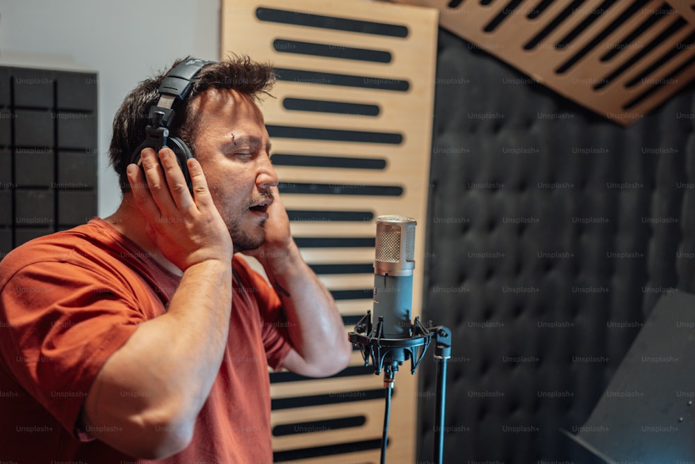 Un hombre en un estudio de grabación con auriculares puestos