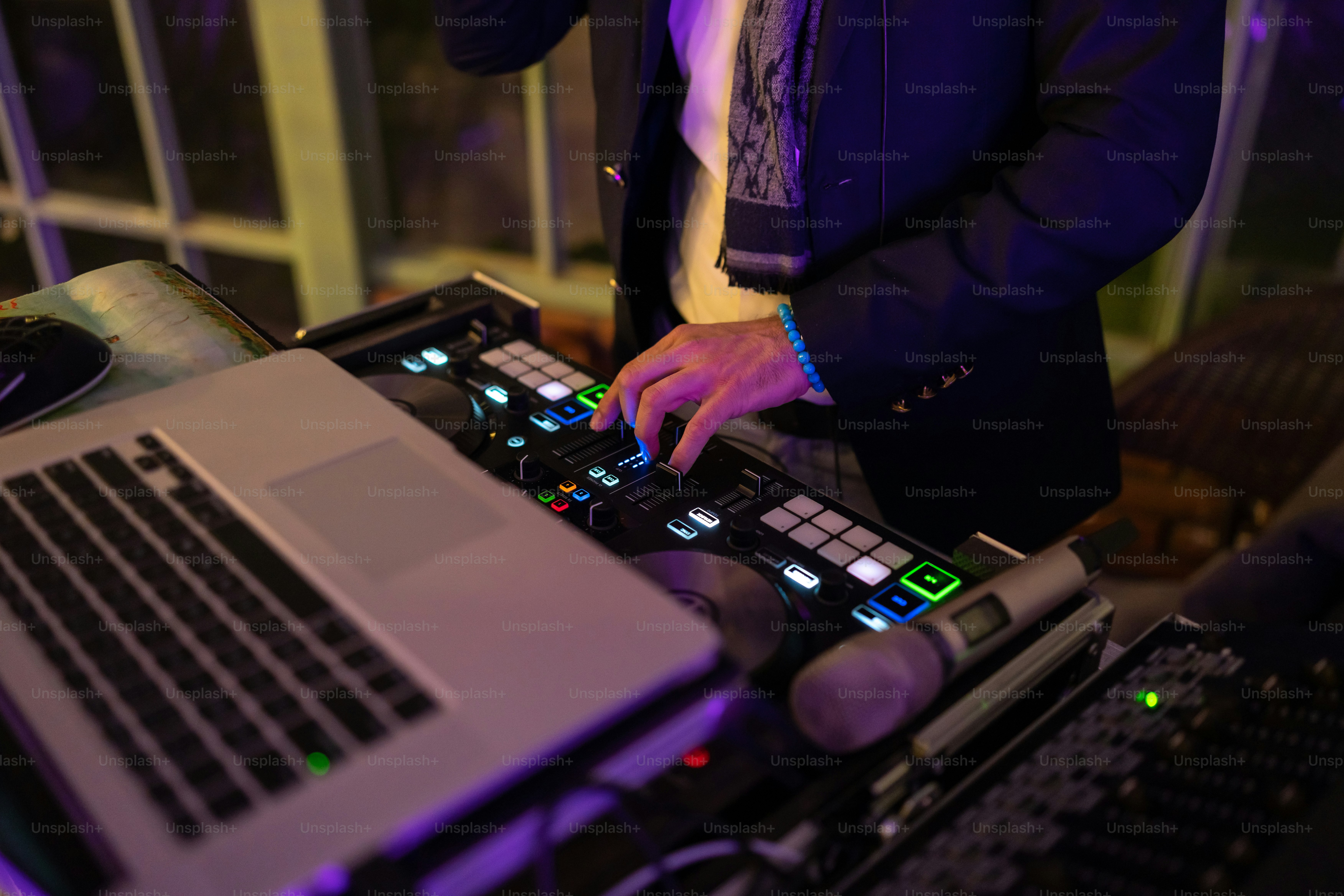 Un DJ mezclando música en una computadora portátil