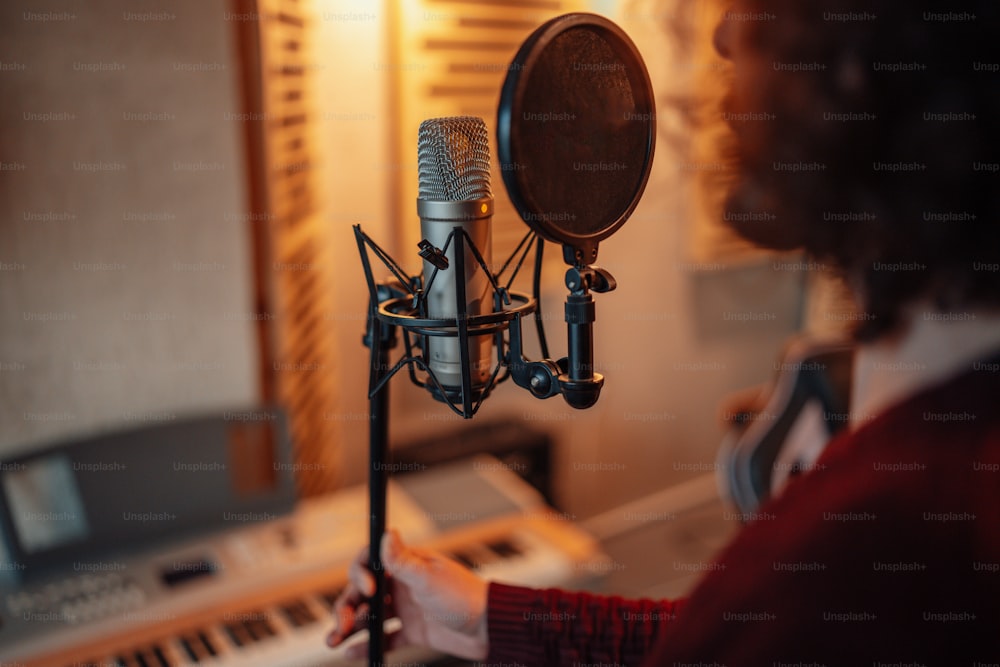Una donna che registra una canzone in uno studio di registrazione
