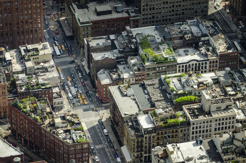 Una vista aerea di una città con molti edifici alti