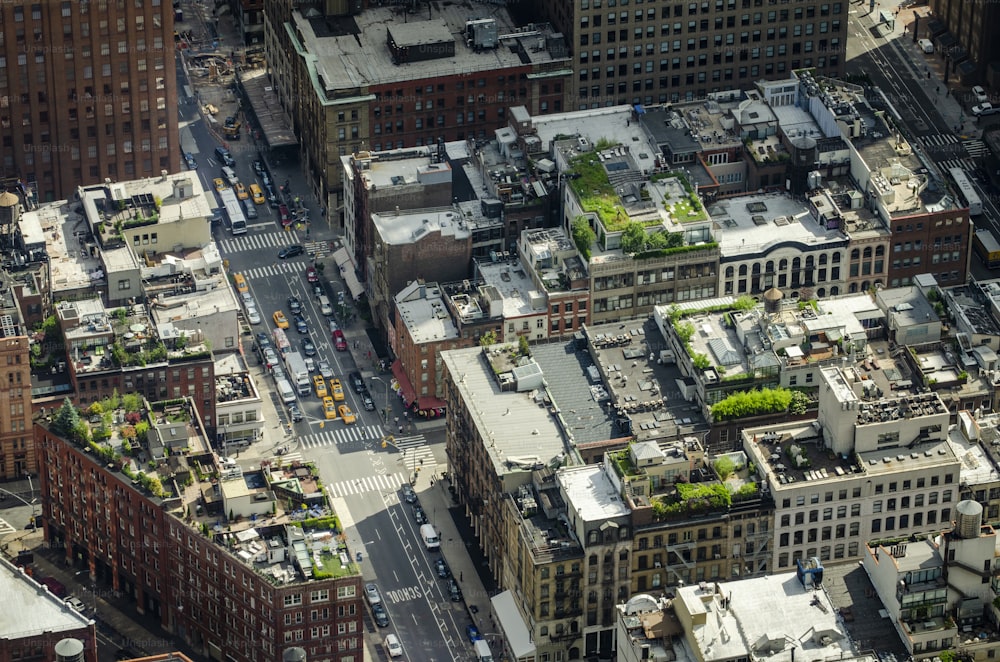 Una vista aérea de una ciudad con muchos edificios altos