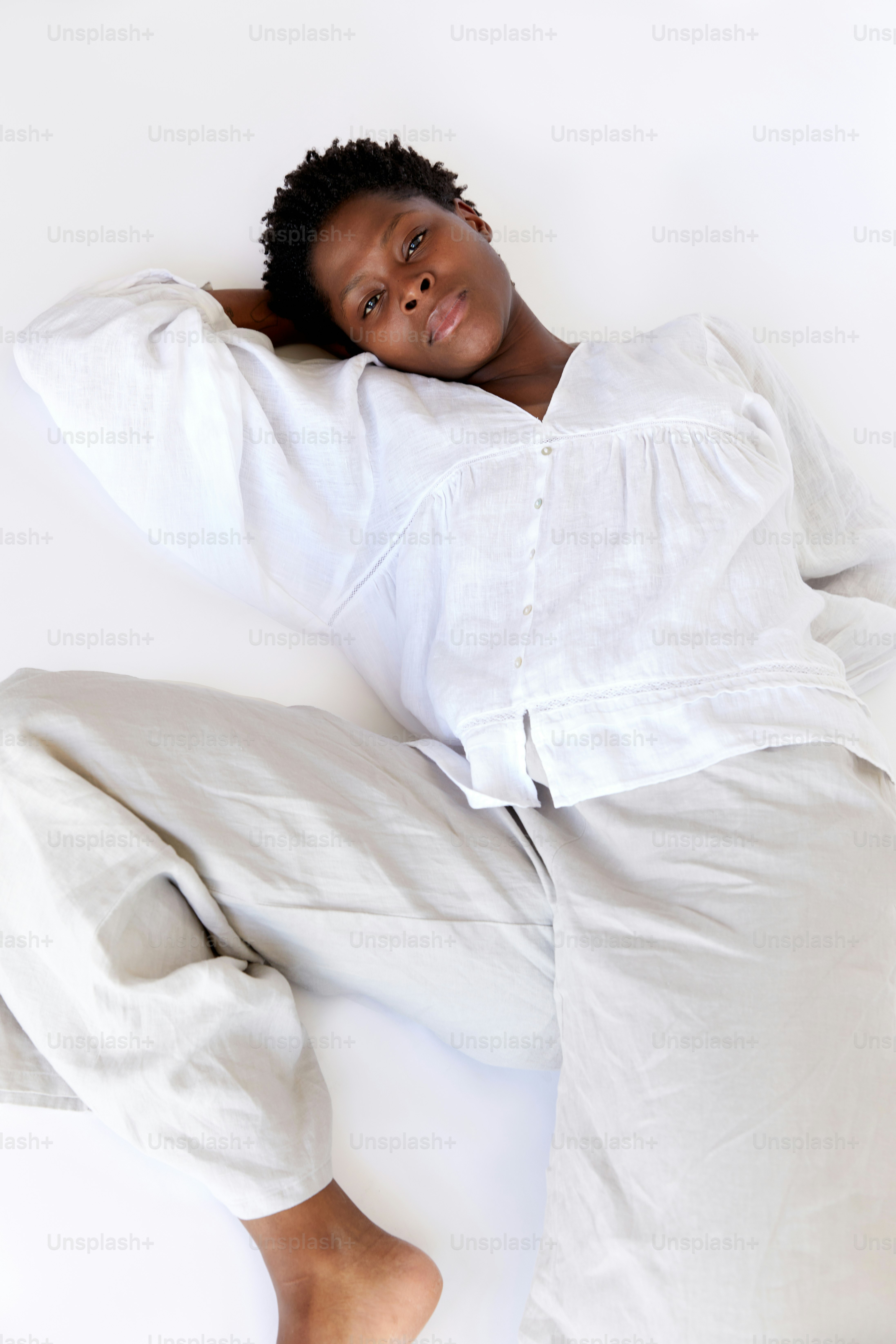 Una mujer tendida en el suelo con la cabeza en las manos