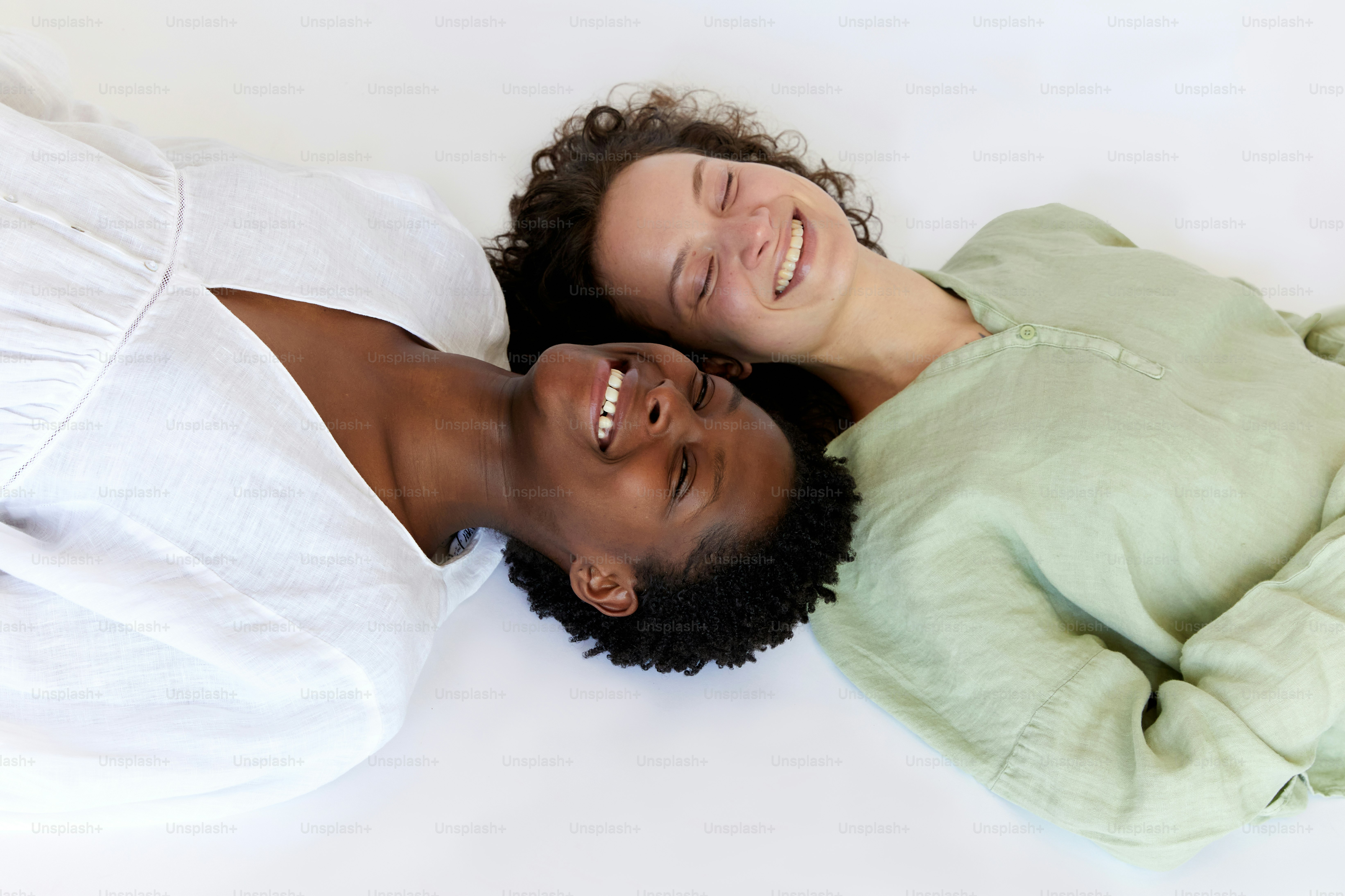 Un par de personas acostadas una encima de la otra