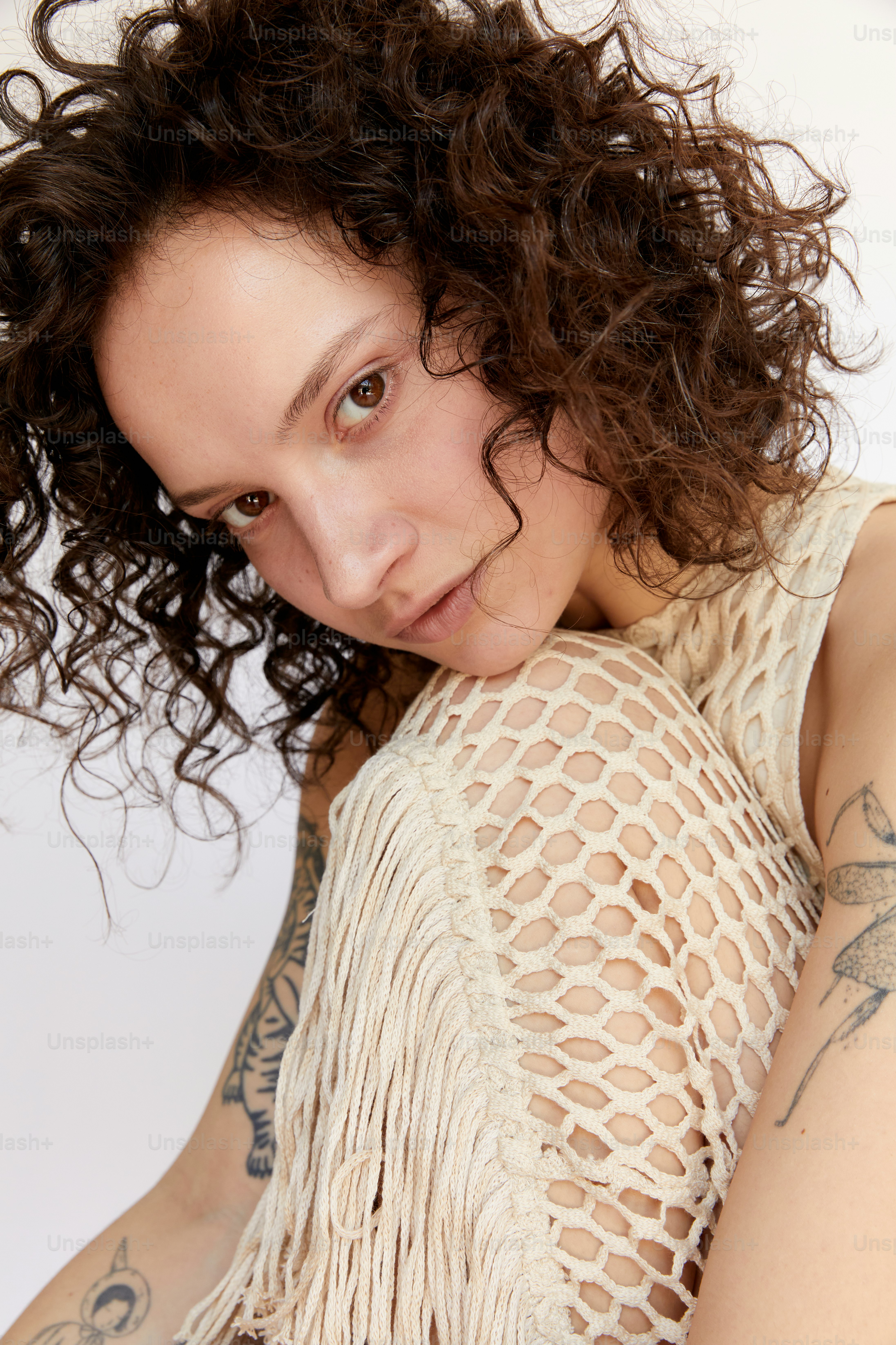 Un primo piano di una persona con un tatuaggio sul braccio