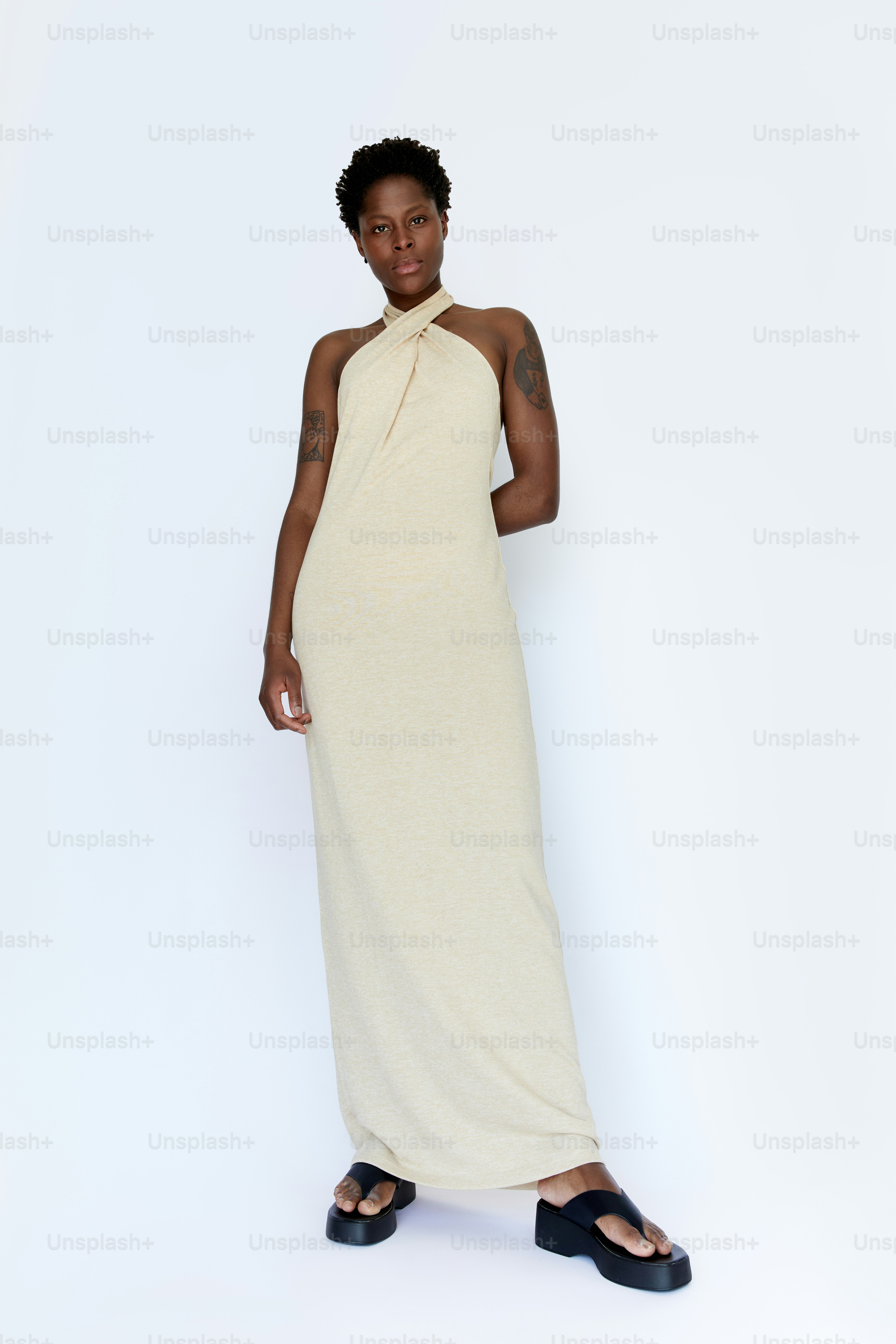 Una mujer con un vestido largo posa para una foto