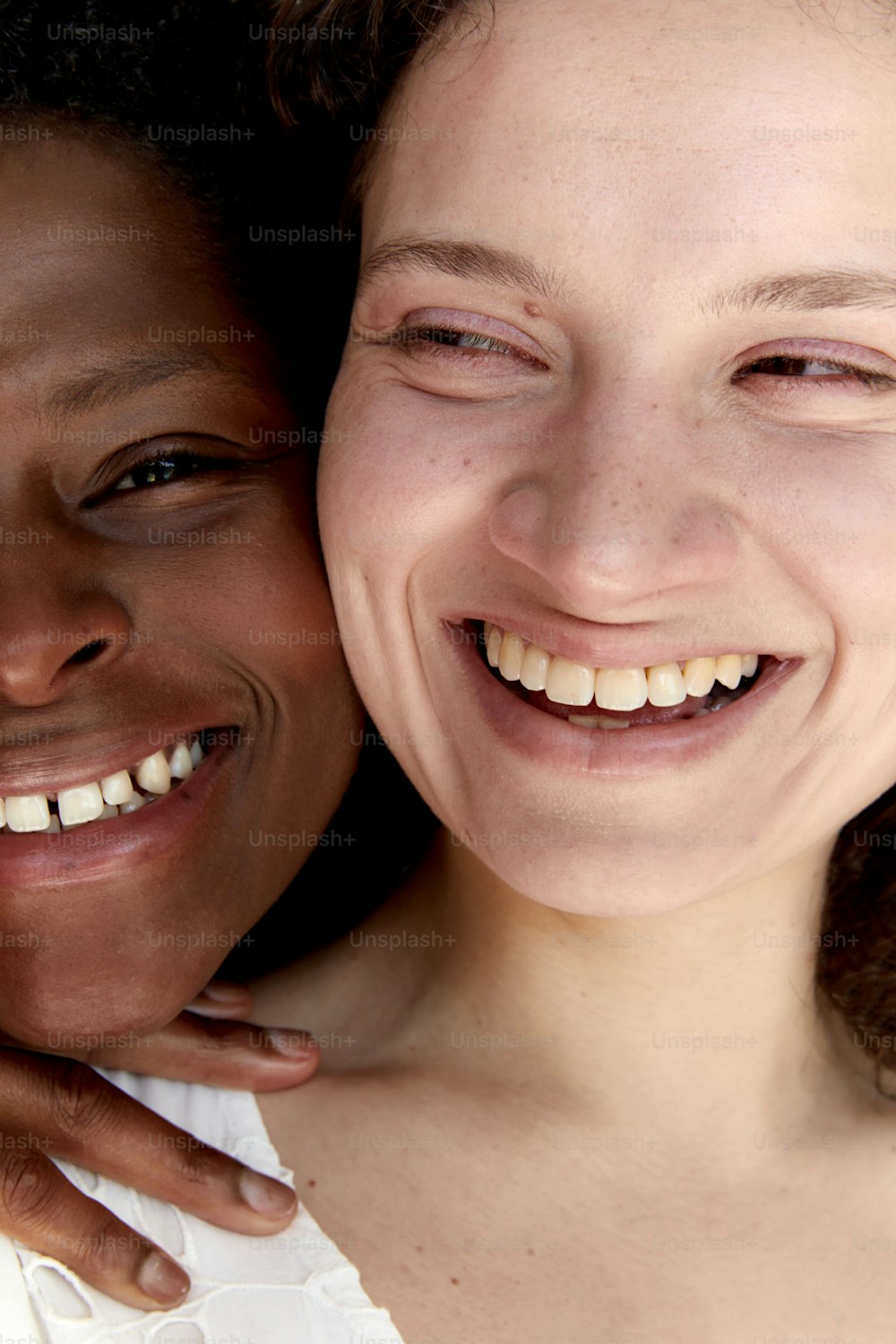 Dos mujeres sonríen y se abrazan