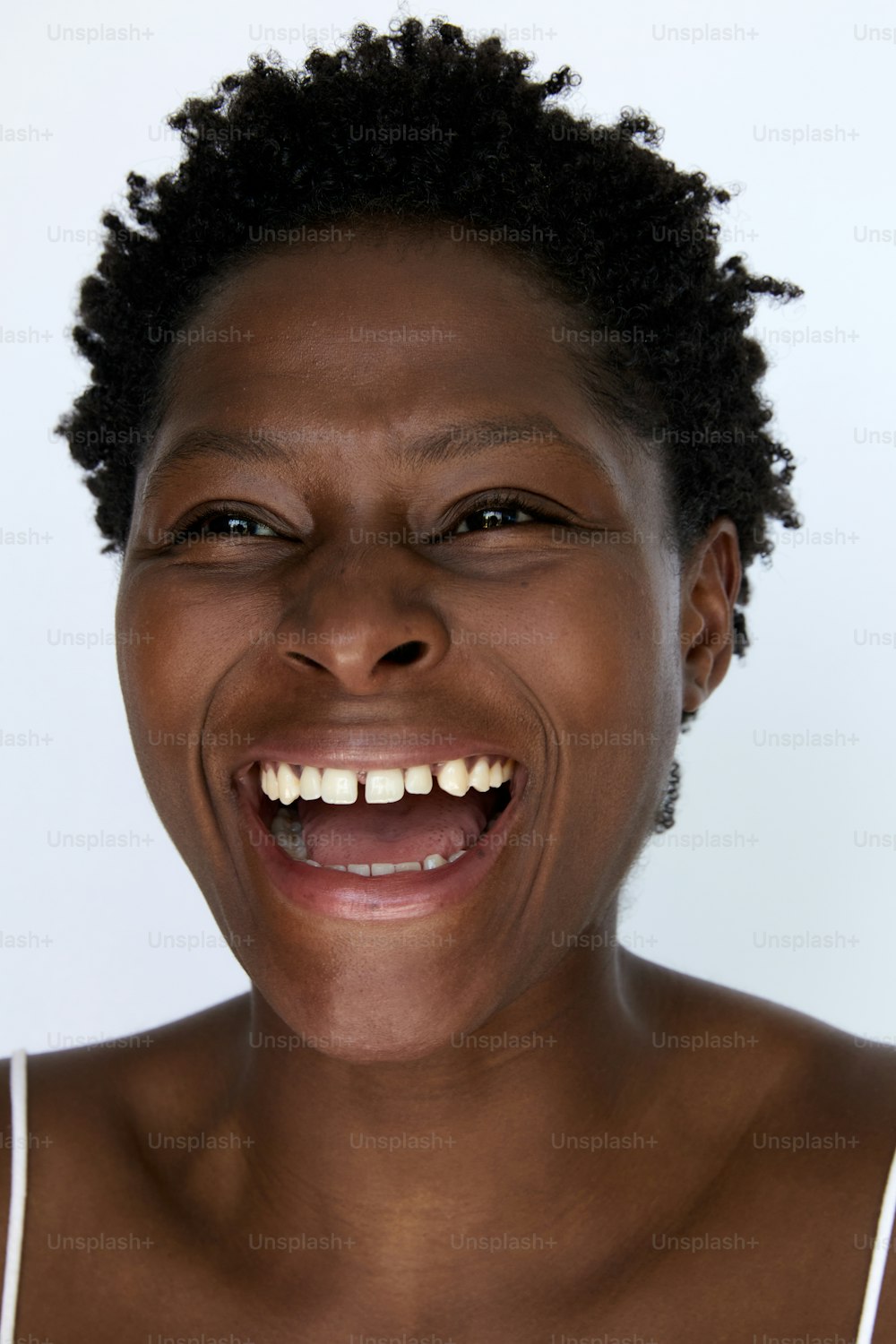 Eine Frau mit einem Lächeln im Gesicht