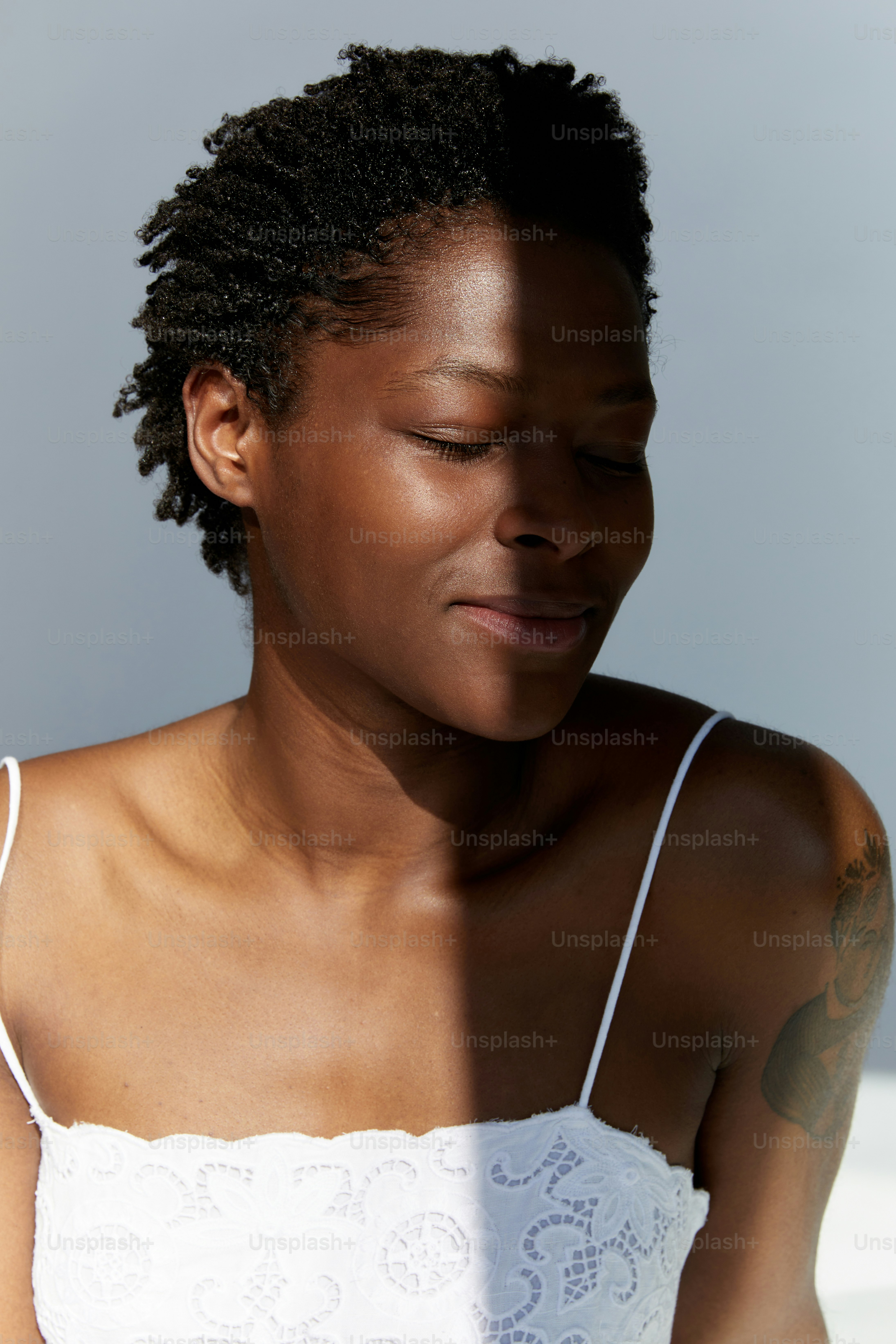 Una mujer con un tatuaje en el brazo