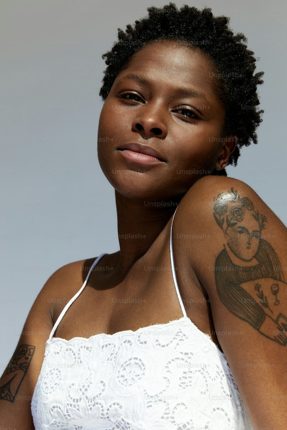 Una donna con un tatuaggio sul suo braccio