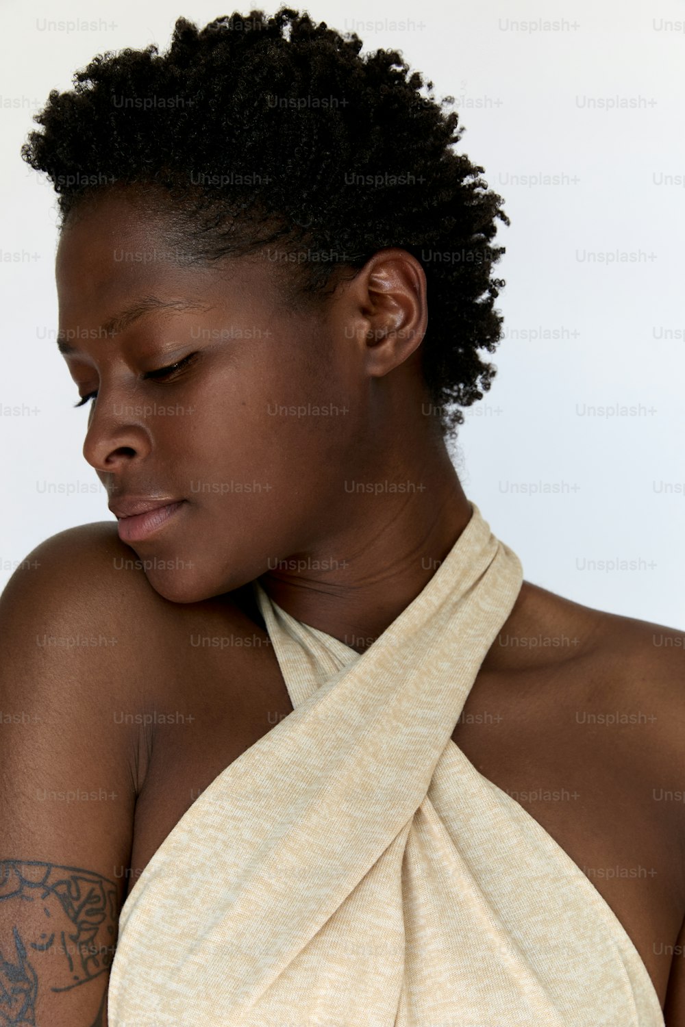 uma mulher com uma toalha enrolada no pescoço