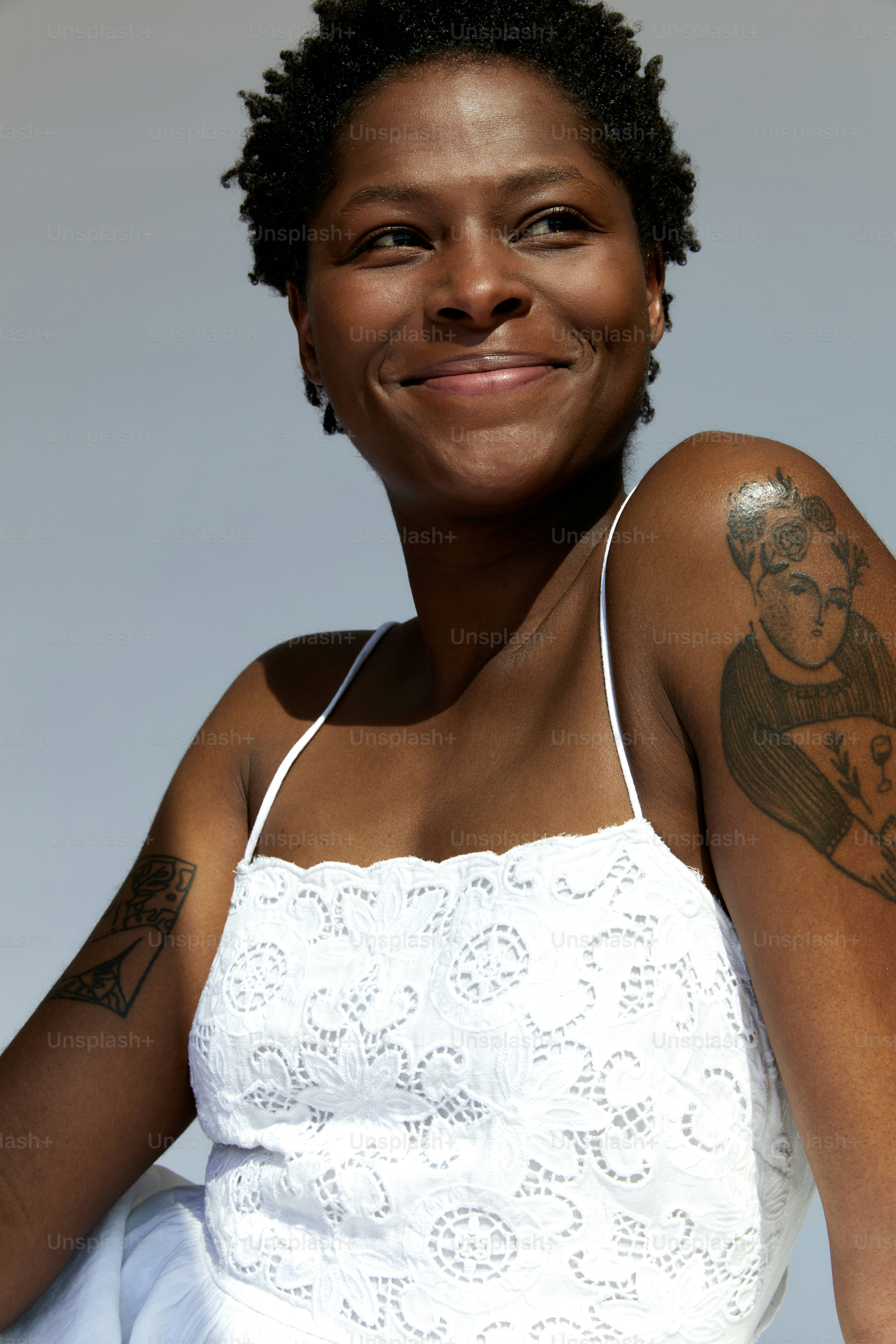 Eine Frau mit einem Tattoo auf dem Arm