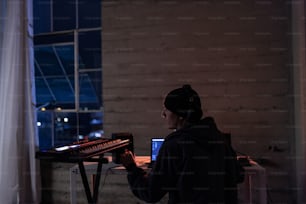 Una mujer parada frente a un teclado