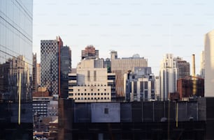 uma vista de uma cidade a partir de um edifício alto
