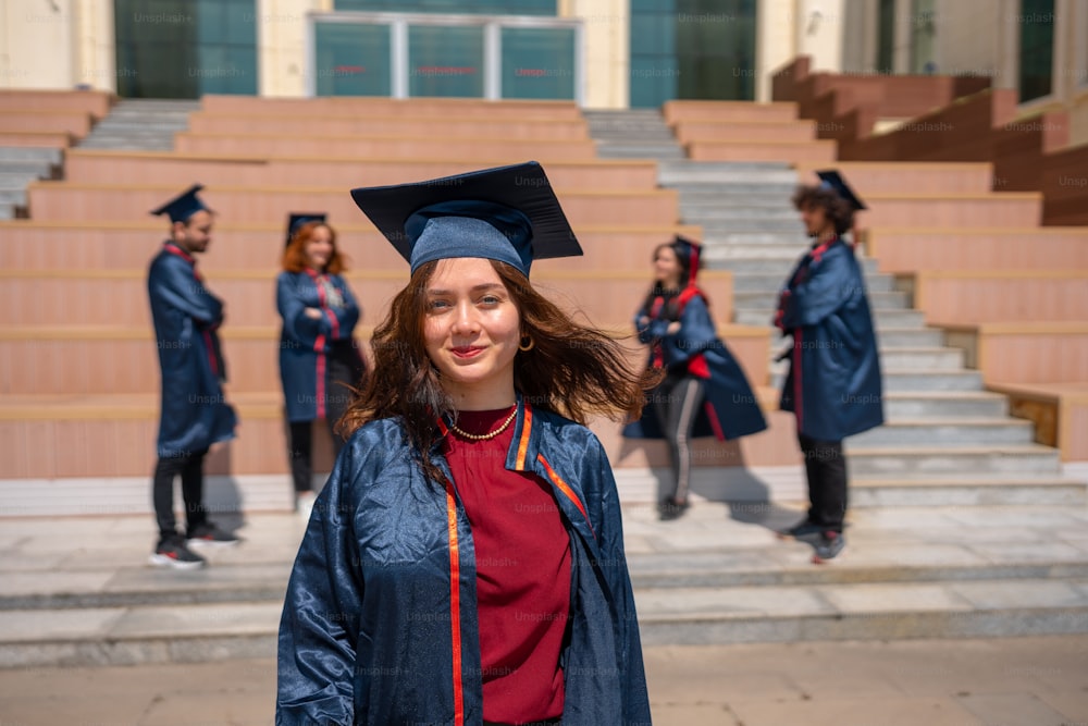 uma mulher em um boné de formatura e vestido