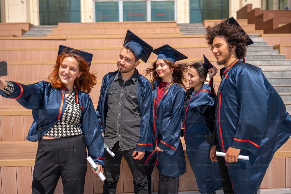 Un grupo de personas en vestidos de graduación posando para una foto