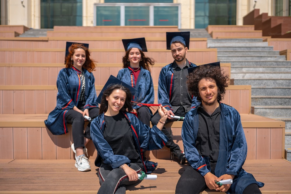 Un grupo de personas en vestidos de graduación posando para una foto