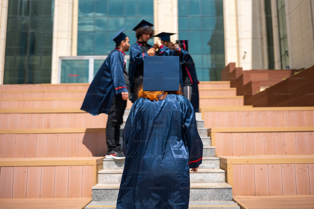 Un grupo de graduados bajando un tramo de escaleras