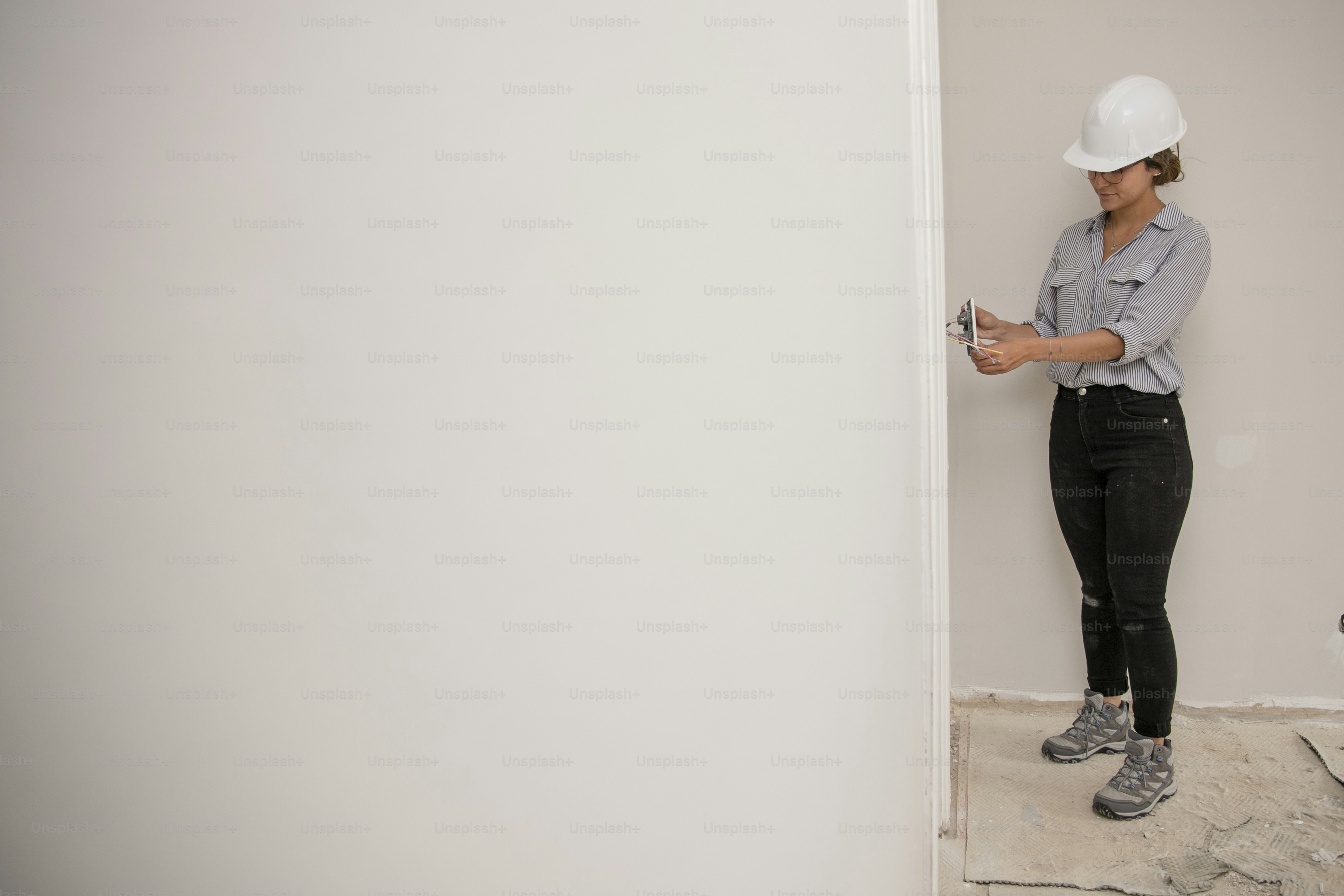une femme portant un casque de sécurité et tenant une paire de ciseaux