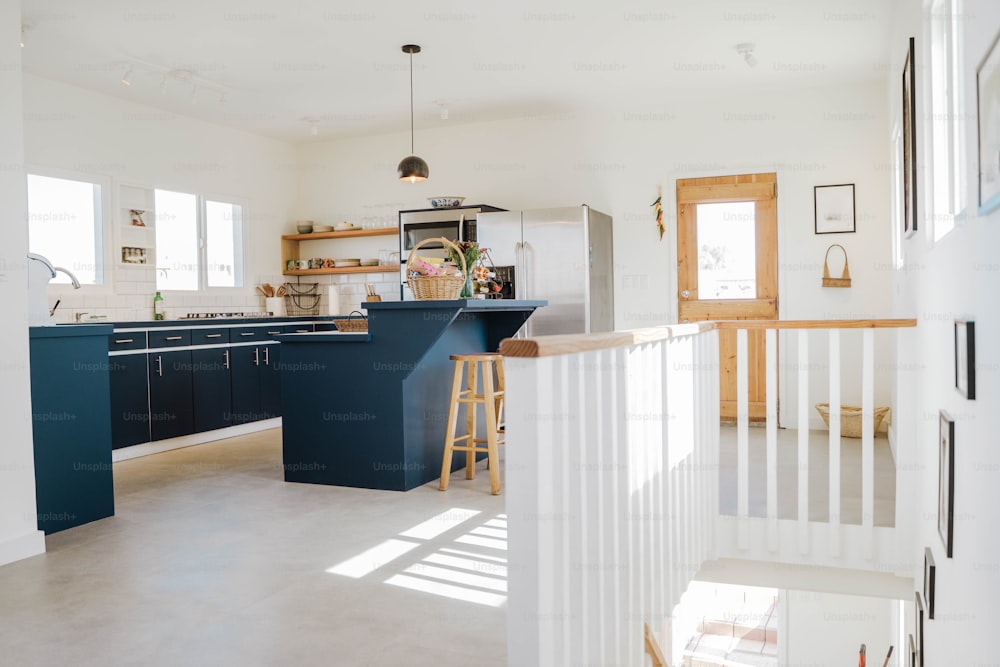 uma cozinha com armários azuis e bancadas