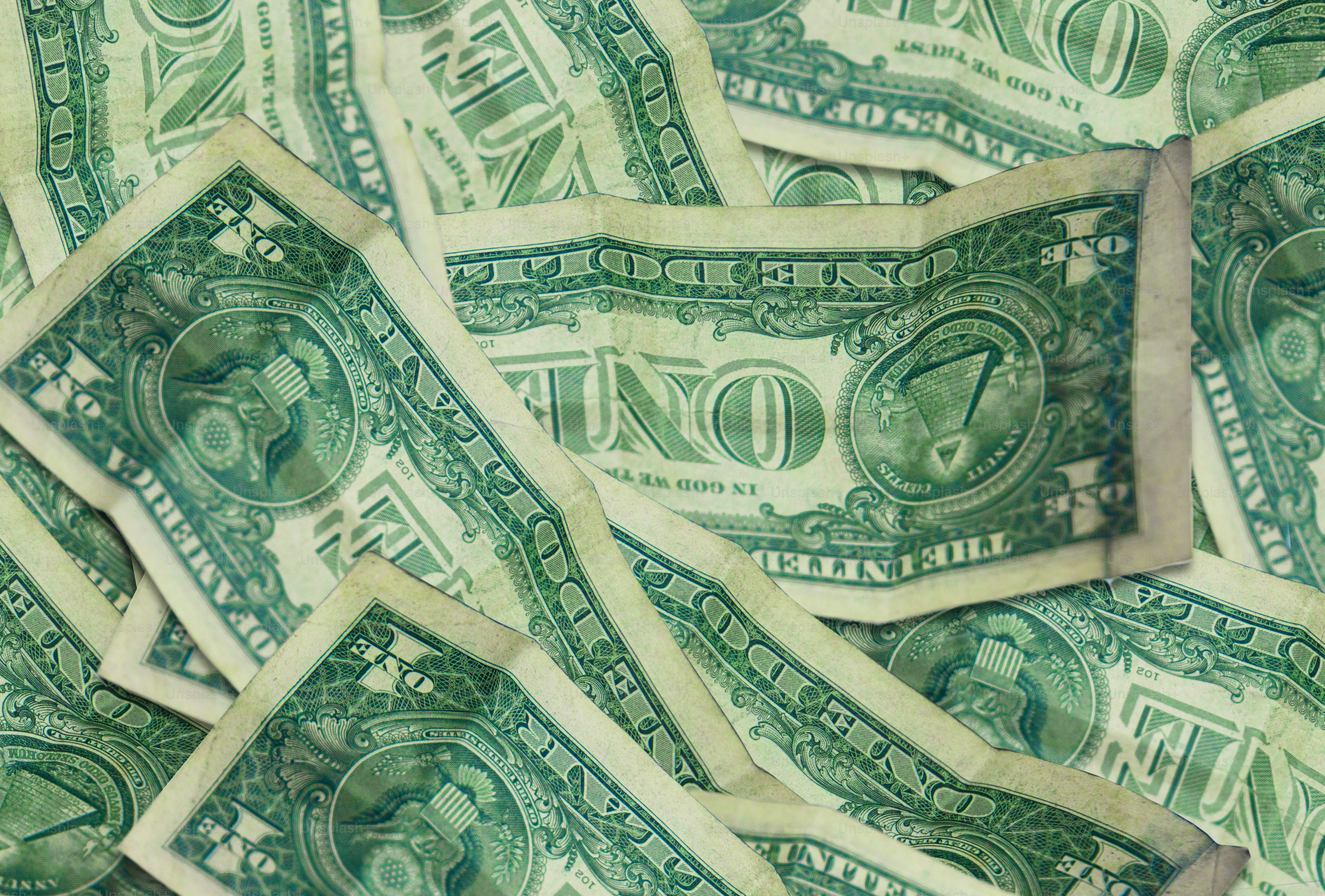 20ドル札の山が重なり合って座っているの写真 – Unsplashのお金の画像