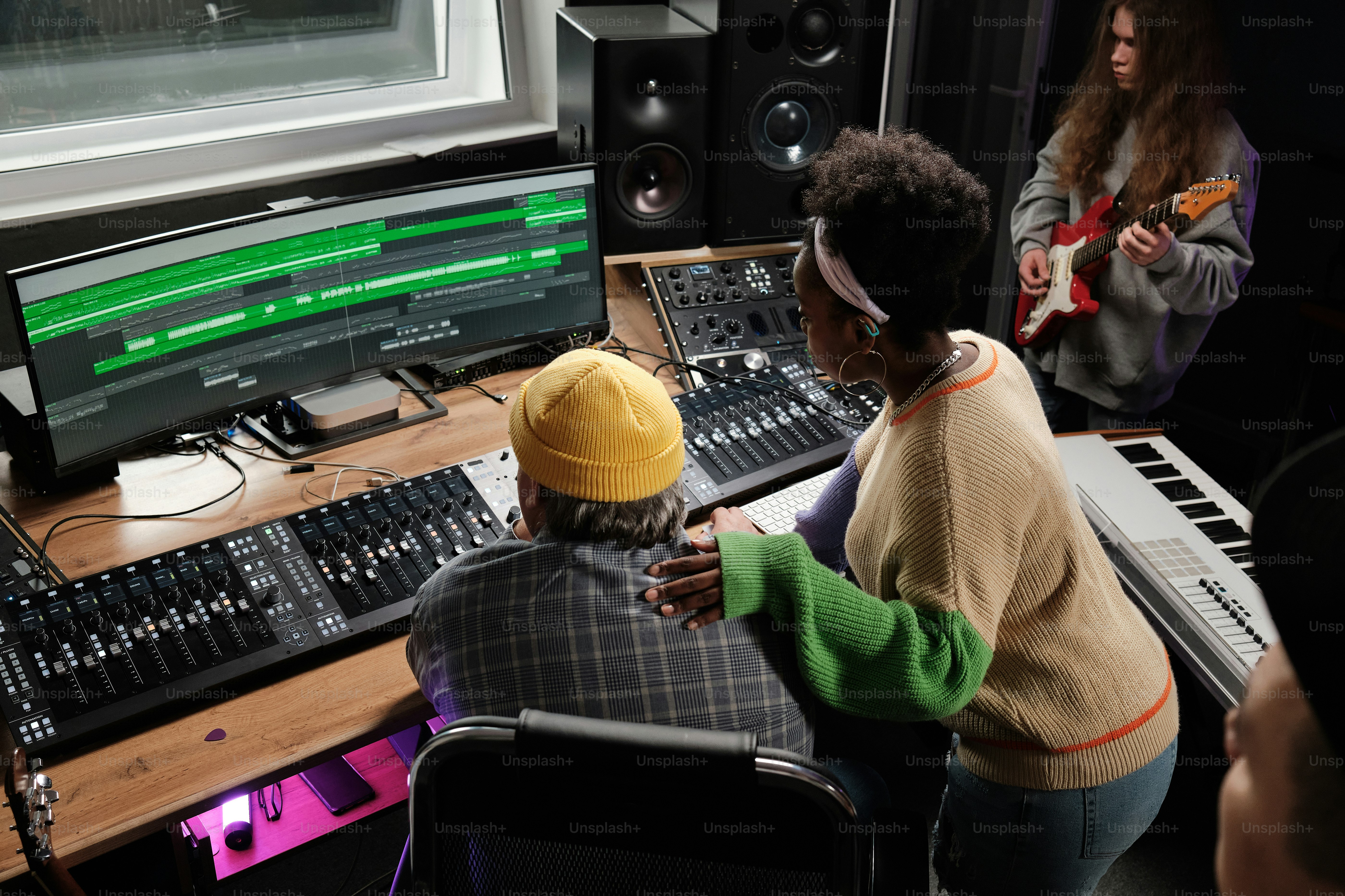 Ein Mann und eine Frau sitzen vor einem Computer