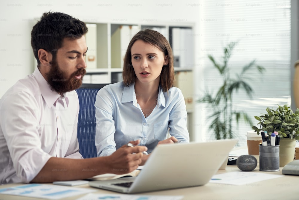 Führungskräfte diskutieren Finanzdaten bei einem Treffen im Büro