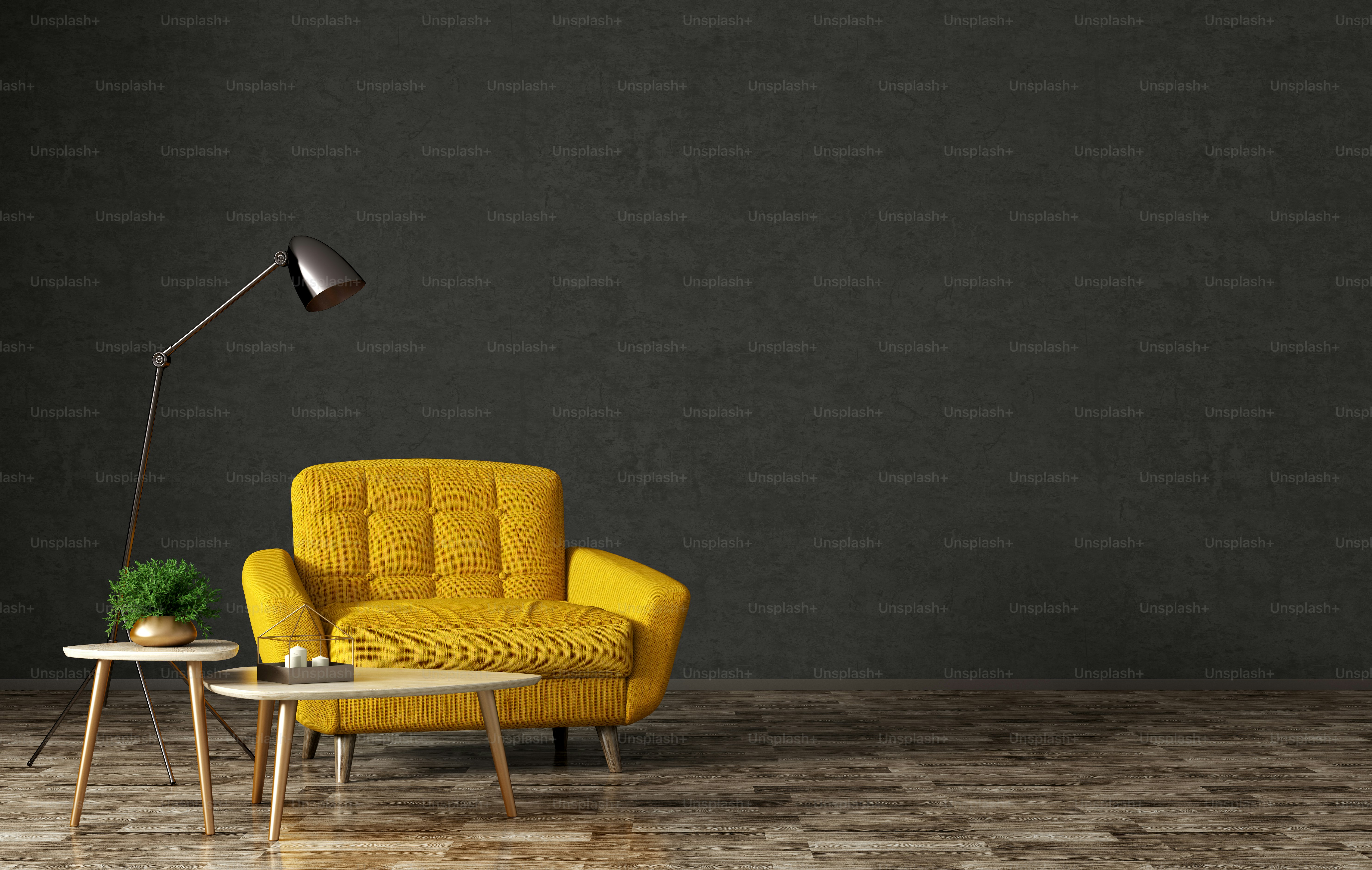 Interno del soggiorno con tavolini triangolari in legno, lampada da terra e poltrona gialla su stucco nero parete rendering 3d