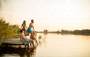 뜨거운 허머 데이에 호수의 부두에서 즐거운 시간을 보내는 젊은이들
