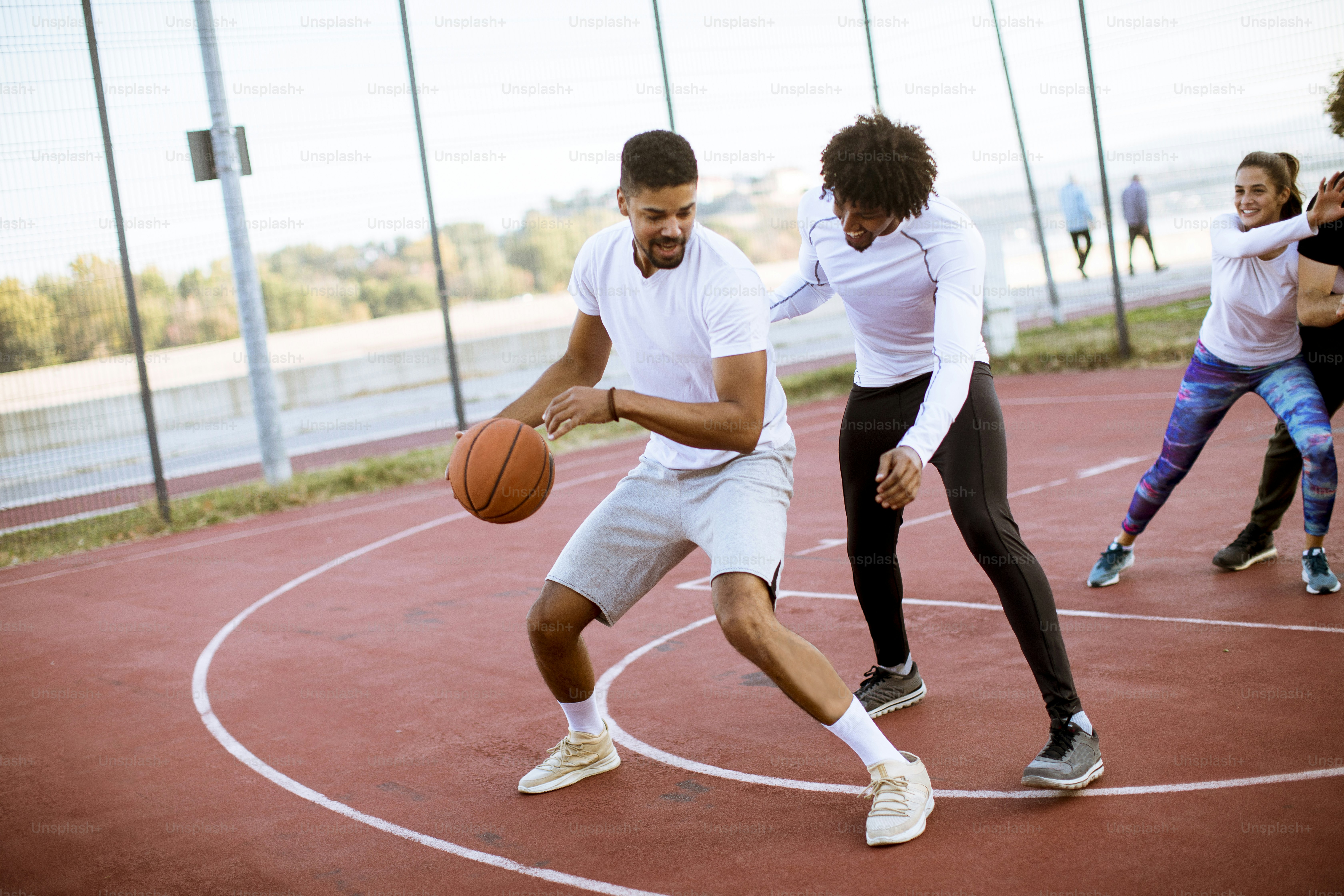 Un groupe de jeunes hommes d'affaires joyeux jouant au basketball au  bureau, prenant un concept de pause. photo – Image de Bureau sur Unsplash, image size:3000x2000