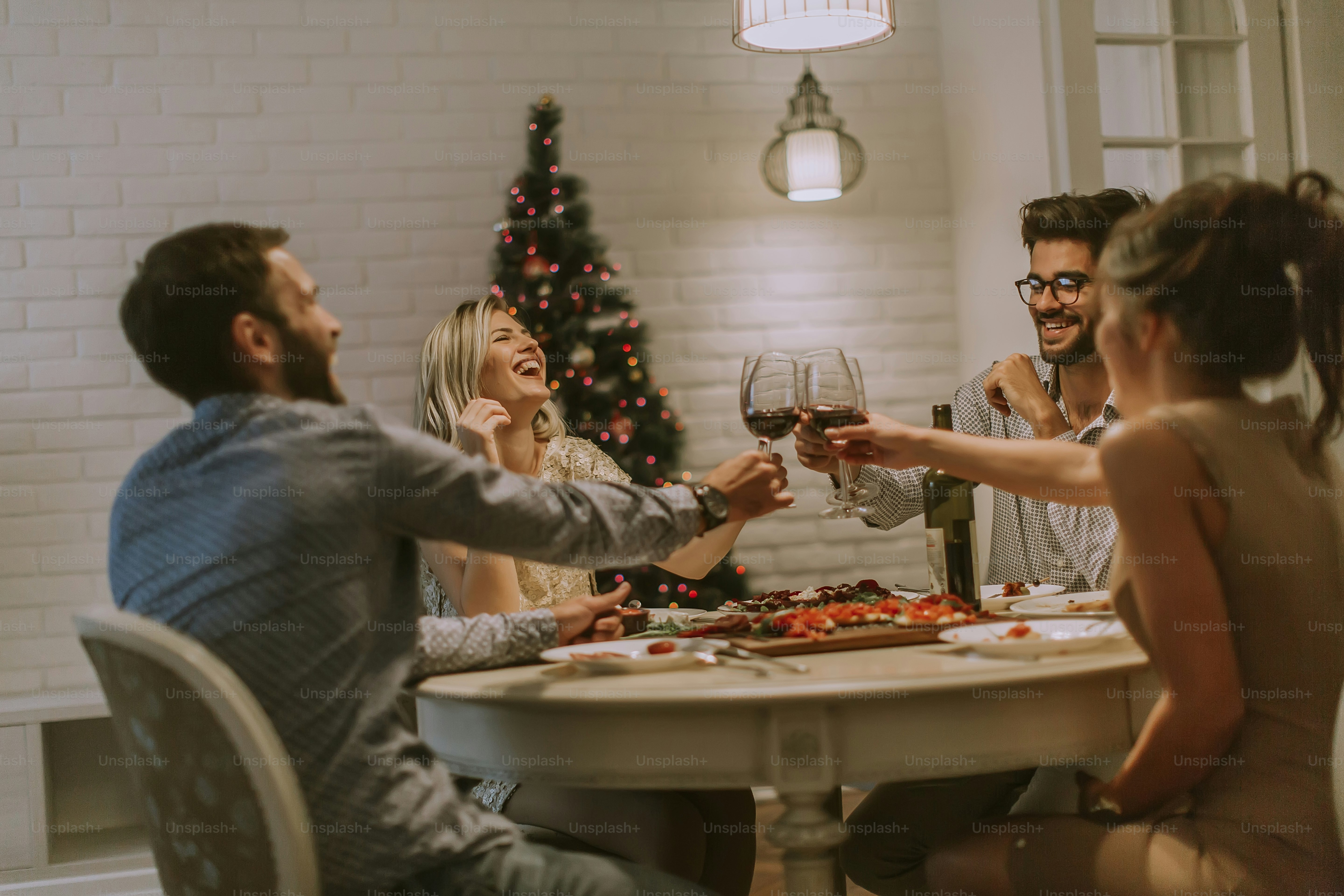 Jovens amigos comemorando Natal ou Ano Novo em casa