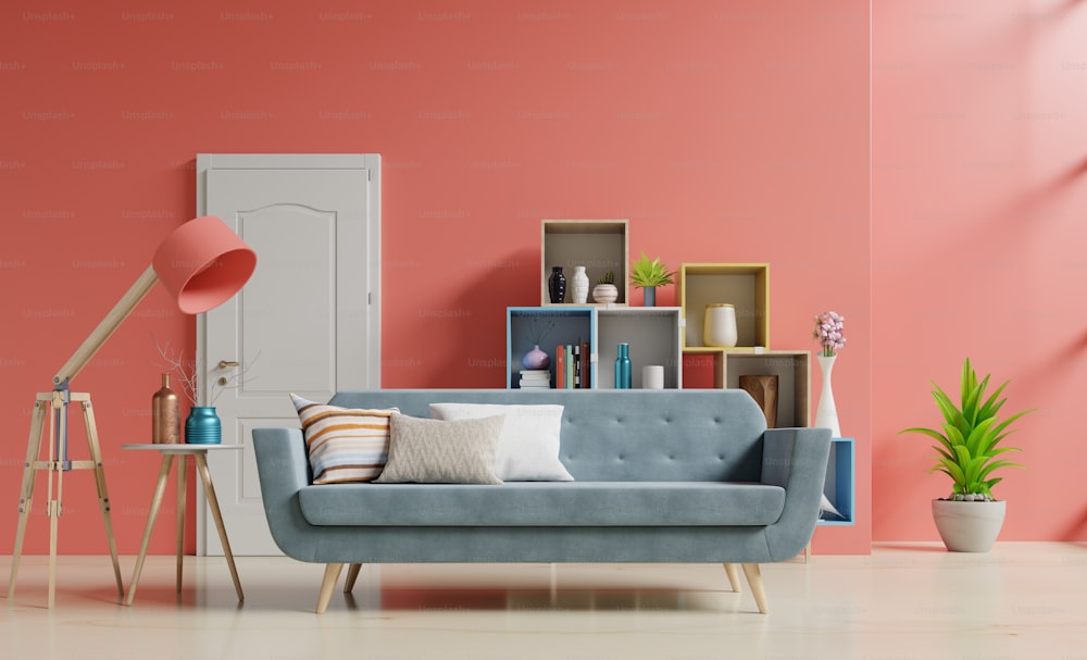 Sala de estar vacía con sofá y plantas verdes, lámpara, mesa, estantes sobre fondo de pared de color coral, renderizado 3d