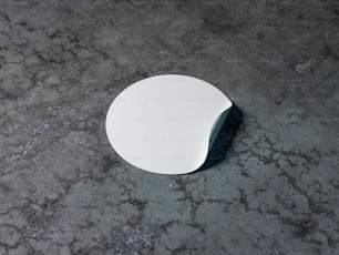 Blankes weißes rundes Klebeaufkleber-Modell auf Betontisch, 3D-Rendering