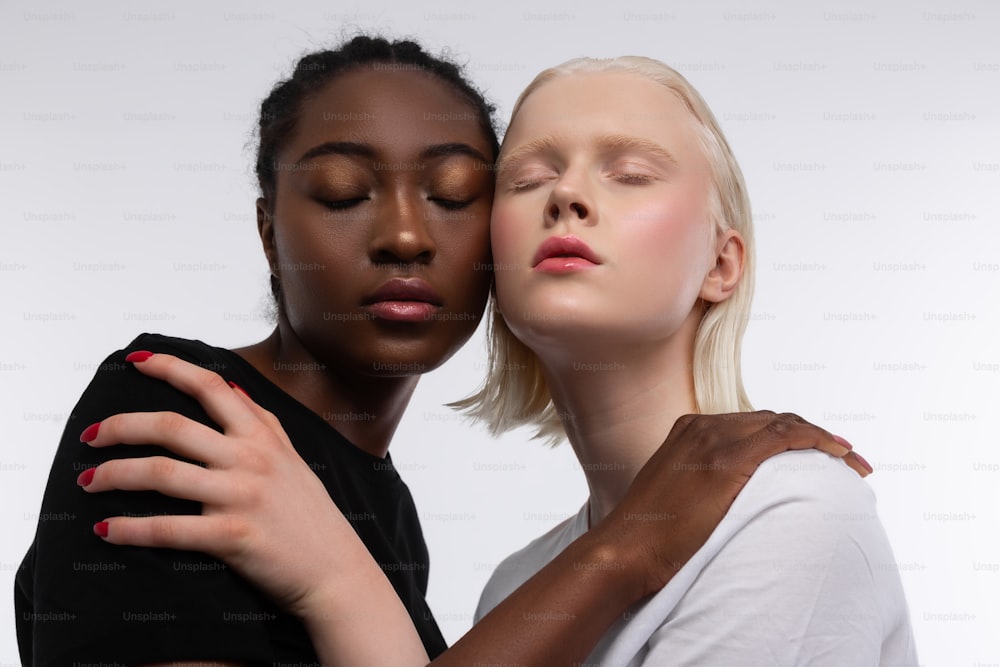 Diversidad y antirracismo. Dos jóvenes modelos guapas posando para un artículo sobre diversidad y antirracismo