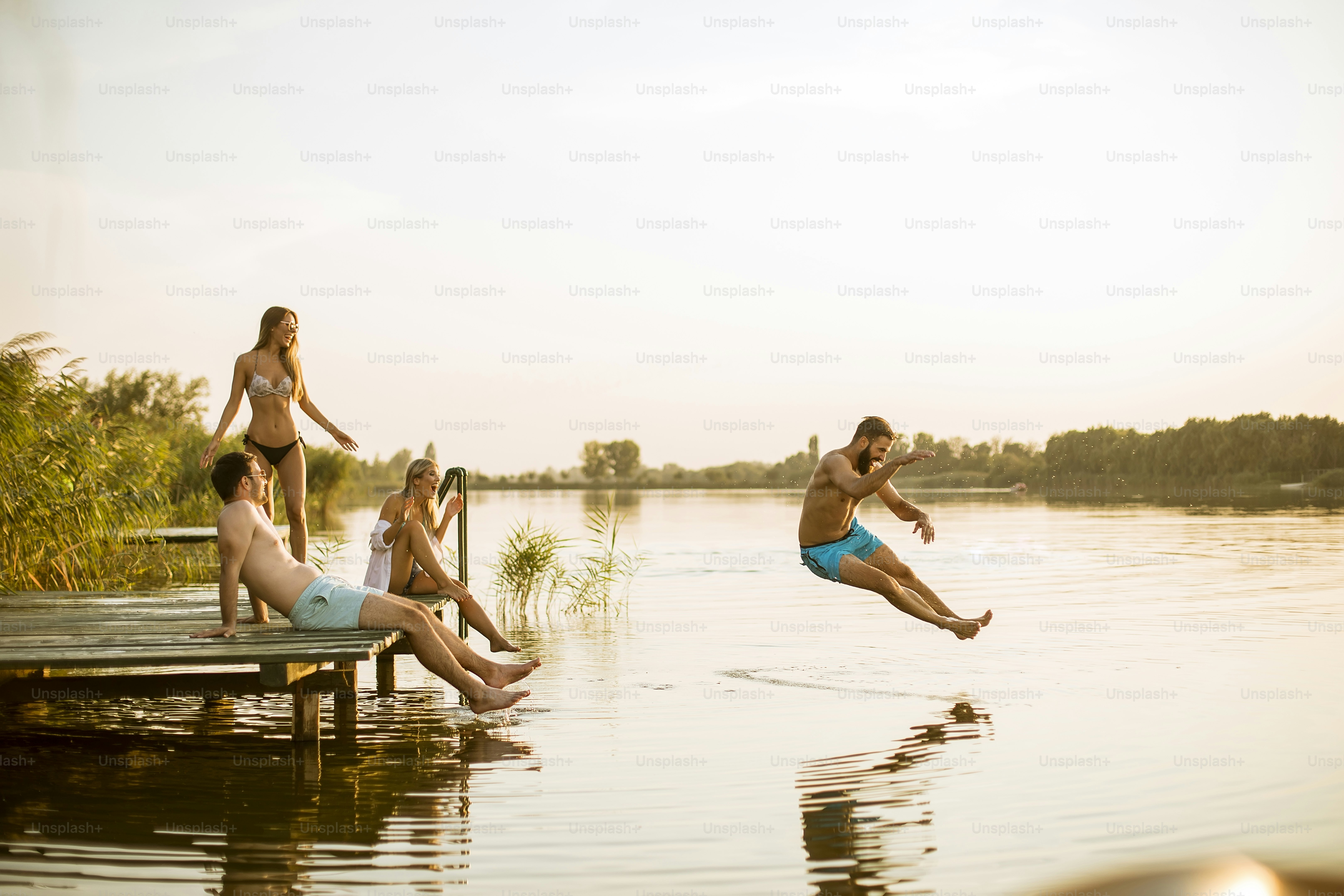 Jovens se divertindo no lago em um dia de verão