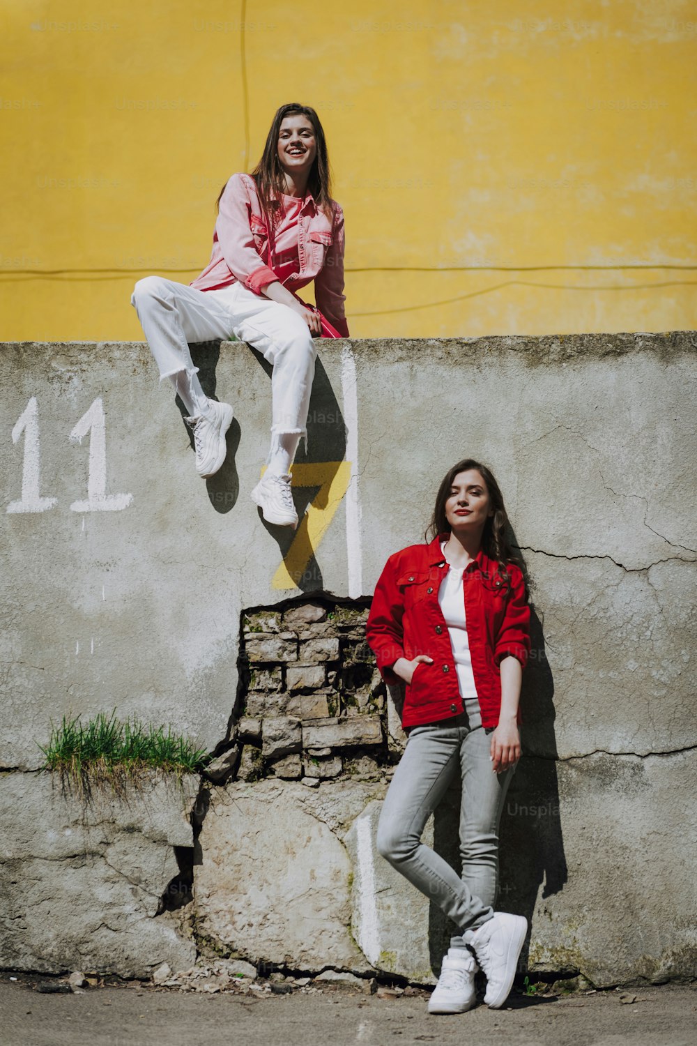 Concept de style de vie urbain. Portrait en pied de jeunes femmes hipsters souriantes posant devant la caméra sur la vue de la ville